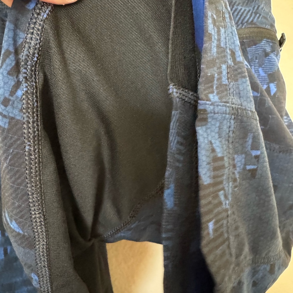 Lululemon Men’s Small pace breaker blue & black 9” Shorts - Picture 8 of 11